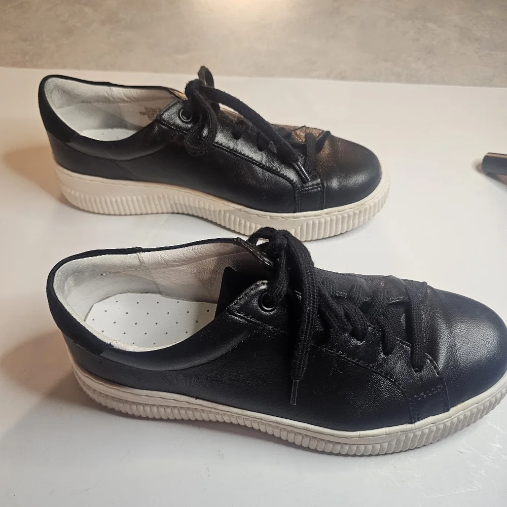 SOFFT WOMENS BLACK LEATHER PLATFORM SNEAKERS SIZE 7M